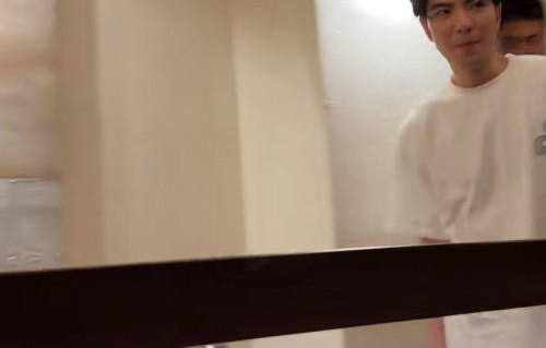 萧敬腾林有慧合体露面，萧敬腾温柔超贴心，上楼梯先顾好妻子