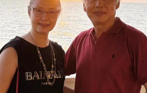 演员姜黎黎晒美国生活，与老公玫瑰花下合影，71岁像57岁仍然很美