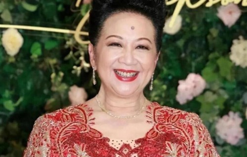 76岁薛家燕，嫁富商生3个子女，如今与小17岁男友很幸福