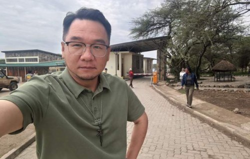 “海南军阀”大漠叔大婚！高速路上现硬核祝福语，妻子是退伍军人