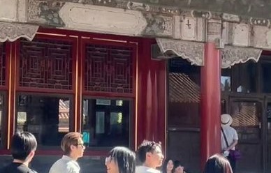 许凯曾饰演的富察傅恒一角为何让网友在故宫偶遇时产生强烈联想？