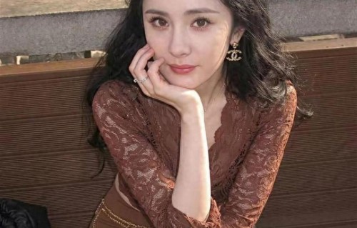 杨幂焦糖蕾丝新造型曝光！同色系套装勾勒曼妙曲线，女人味十足