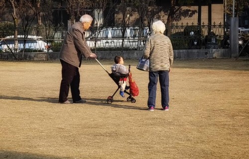 不管儿媳对你亲疏远近，守住这4个分寸，余生安稳舒心又自在