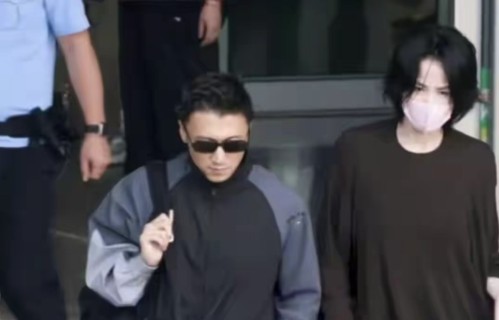 王菲陪谢霆锋到西安，穿宽松T恤戴粉色口罩，剪短发更显年轻高级