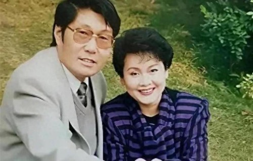 萧劲光大将三儿子萧卓能年轻时与妻子李谷一外出游玩时的罕见合照