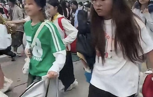 为啥追星全是女生，很多是傅某面相！明星吃面，粉丝赶走客人！