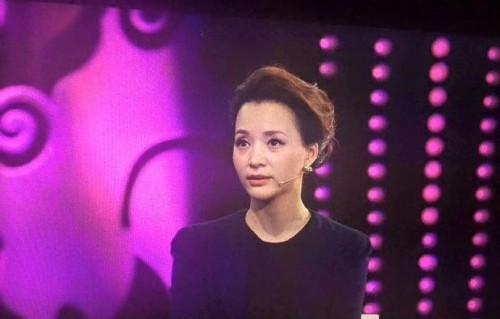 董卿近年来为何逐渐淡出央视舞台的公众视野？|朗读者|文化|家庭|低调|债务