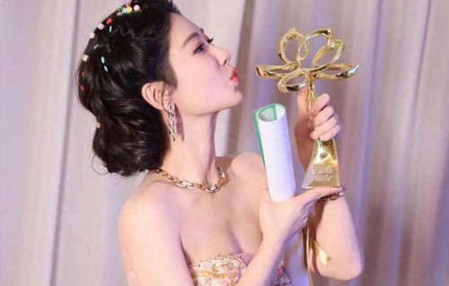 白玉兰风波升级！刘亦菲被当众内涵，她的做法和杨幂完全不同