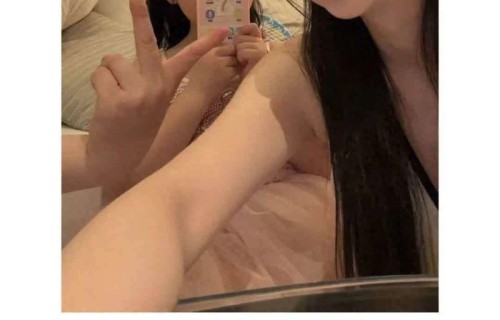 潘玮柏妻子晒女儿海边照，放10天春假潘玮柏小胖手入镜