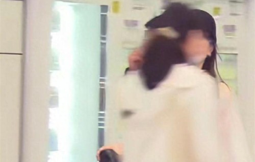 文章新恋情再曝光！女方身份被扒，网友炸锅：怎么又是这一款