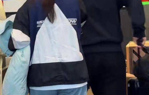 阚清子产后一个多月复工，老公陪伴其现身机场，前往长沙录制浪姐|乘风2026|谣言|评论|细节|舞台