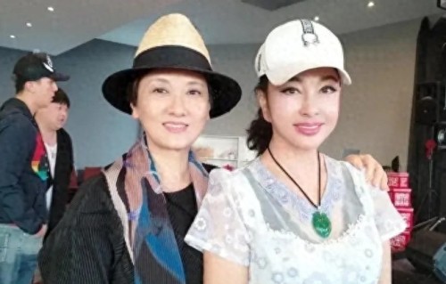 刘晓庆只比邓婕大5岁，二人状态大不同，科技脸和原装脸显而易见 