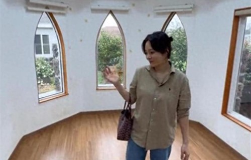 与高梓淇离婚6年，蔡琳带儿子搬离济州岛别墅，光化妆品就装3车