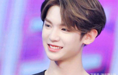 18岁的黄明昊海浪中男友力MAX，惹安崎大赞：救命恩人