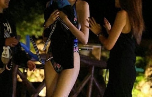 网友评价超模何穗，要屁股没屁股要胸没胸，为啥陈伟霆能看上她 