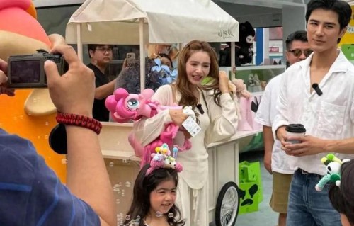 姜潮麦迪娜携儿女逛美食街，母女同款卷发养眼儿子帅气