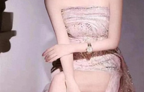 景甜盘气质头发配抹胸开衩礼服裙，肤白貌美大长腿美绝了