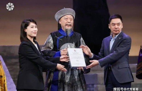 65岁倪大红近况曝光！娶美女制片人倪炜为妻，如今婚姻幸福让人羡慕