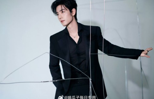 肖战亮相大学生电影节造型曝光