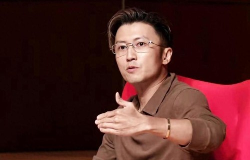 谢霆锋戴了26年的镯子突然上热搜，大家不是在看八卦