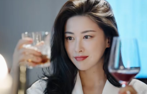 女演员长相多重要？看42岁唐嫣跟33岁杨采钰，才知长相成熟多吃亏