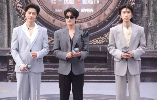 杨洋害羞“学猫叫”引欢呼 《雨霖铃》主演空降开封_蒋易_方逸伦_展昭|开封府|武林大会|粉丝