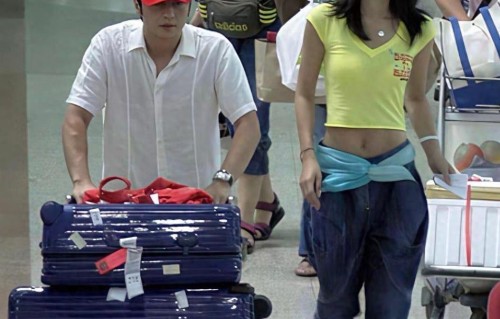 当时刚结束蜜月旅行的王菲和李亚鹏在机场，王菲的身材是真好啊 ​