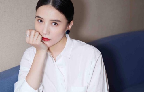 靠“吊带”上位、知三当三、和五婚名导同居，宋佳私生活谣言太离谱