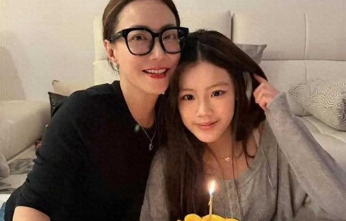 霍汶希晒合照为女儿庆贺生日，容祖儿也出镜合影，女儿长相好甜美|林青霞|谢霆锋|星二代|艺人|童年