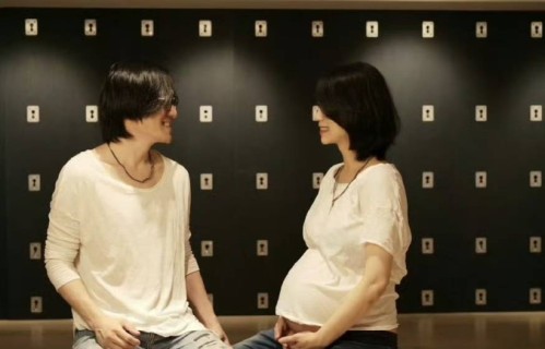 五月天怪兽喜迎二胎得子，一家四口凑成“好”字