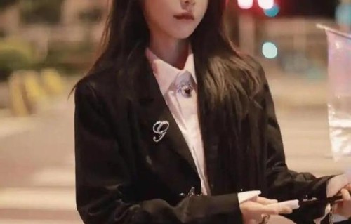 短剧顶流姜十七素颜幽默回应整容：一句 “又又又” 引爆热搜