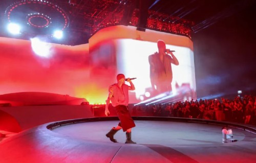 科切拉音乐节上，贾斯汀·比伯《One Less Lonely Girl》互动环节的具体情况是怎样的？|比莉·艾利什|舞台|巨星|乐评人|情感