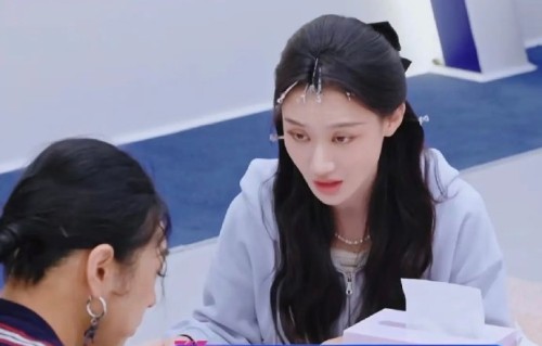 在《乘风2026》分词环节，其他队友对唐艺昕分到难唱段落是什么态度？