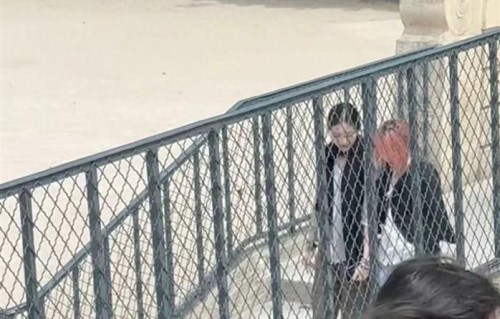 王菲赢麻了！李嫣在巴黎被偶遇！高级美全网称赞！养女儿她有一手