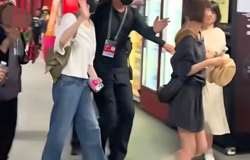 网友如何评价王菲素颜现身谢霆锋演唱会这件事？