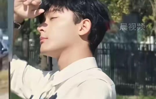 31岁张晚意带母亲游玩，77岁妈妈烫卷发做美甲，俩人吃1500羊汤