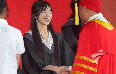 李思潼毕业后会继续进入演艺圈发展吗？