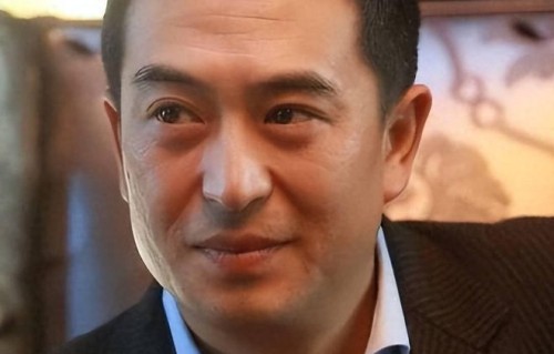 央视发文! 56岁身患不死癌症的张嘉益, 再破天花板, 让内娱刮目相
