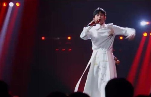 张杰唱完醉拳，成龙当众禁唱，话筒递出去就收不回来了_新闻