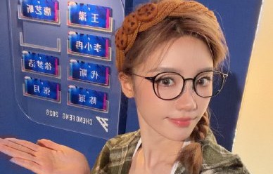 网友是如何评价张月在机场事件中展现出的性格魅力的？