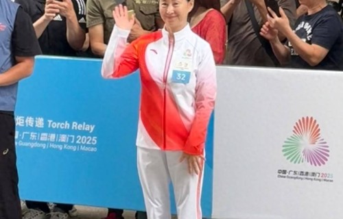 何超琼和妹妹何超凤同框，姐妹俩素颜出镜，俩人的仪态让人羡慕_火炬_员工_显得