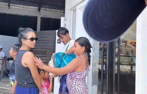 何洁一家五口泰国度假照曝光，38岁满头白发太抢眼，俩女儿颜值身高差真明显