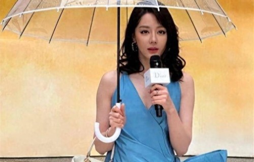 南京雨中被热巴狠狠戳中！单脚起跳挥手，一句叮嘱看哭无数粉丝！