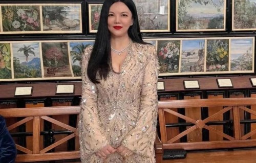 网友在湖南大学毕业展偶遇李湘，李湘红色裙子配高跟鞋，瘦了很多