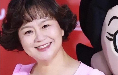 坚守央视 42 年，主持鞠萍现状出炉，样貌大变丈夫疼爱儿子已成精英_新闻|杨硕|节目|大风车|鞋店|穿越