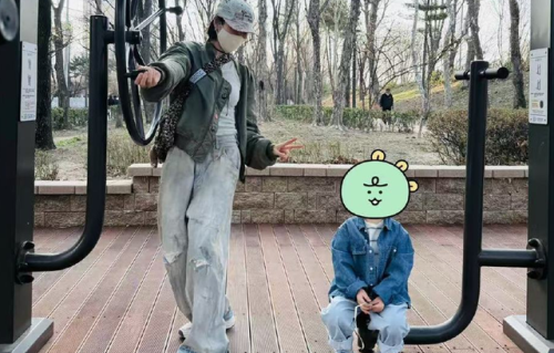 孙艺珍晒儿子全身照，甜豆穿的像童模，才3岁就自己用筷子吃饭