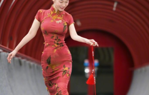 杜江一家现身泰国！霍思燕瘦了很多，但脸颊绯红过敏严重