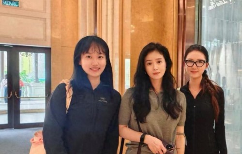 43岁蒋欣澳门逛街被偶遇！她瘦到脱相颜值回春，皮肤白皙非常漂亮