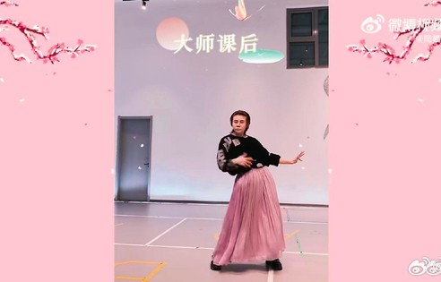 王濛跨界练舞穿粉裙如斗牛，刘雨昕严师指导五一泡练习室
