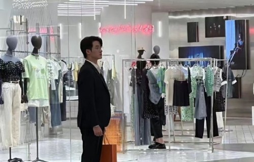 关于檀健次的外形在现偶剧中的适配度，粉丝和观众的主要争论点是什么？